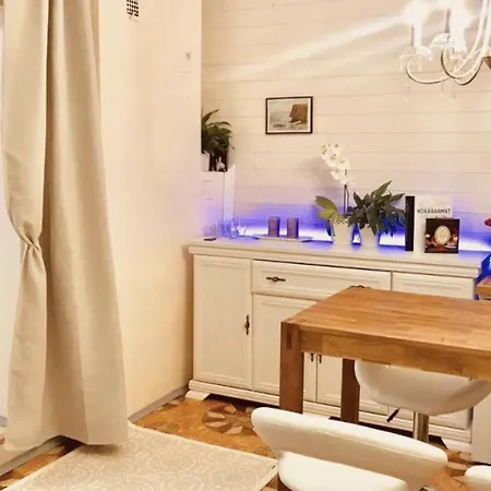Romantic Near The Beach, Free Parking, Self Check In *