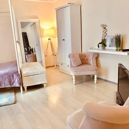 Romantic Near The Beach, Free Parking, Self Check In