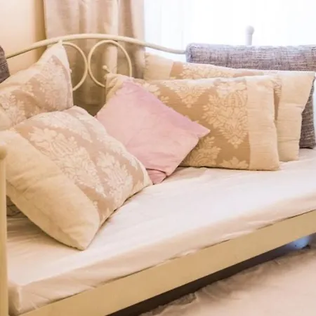 Apartment Romantic Near The Beach, Free Parking, Self Check In *